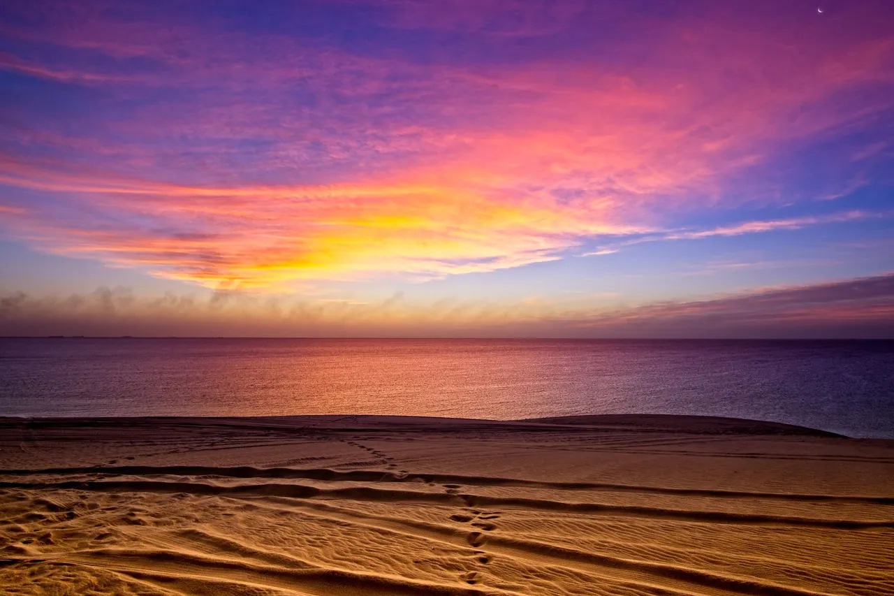 Umm Suqeim Beach in Dubai in the evening with calm Gulf water